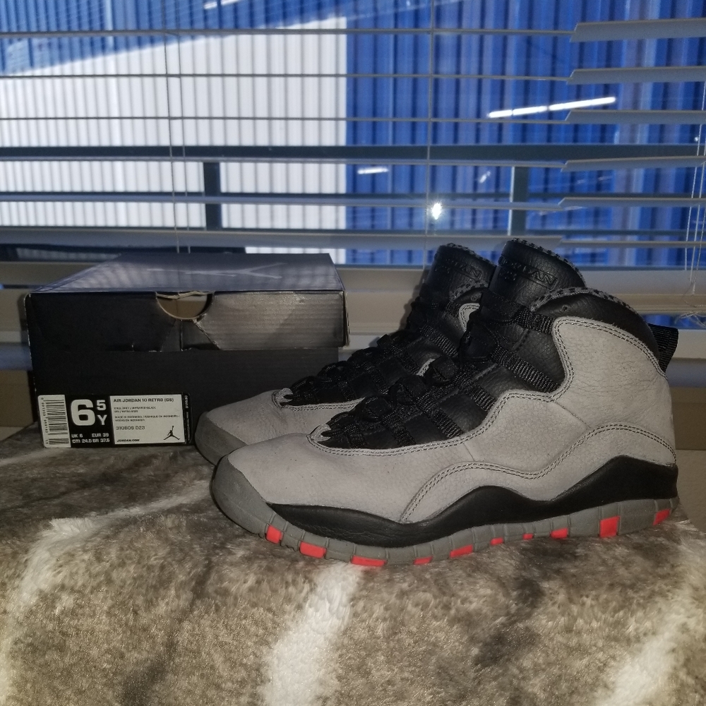 Youth RETRO 10- Cool Grey / Infrared / Black